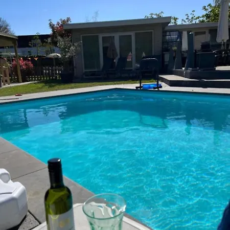 Maison Saint Tropez 住宿加早餐酒店 埃因霍温