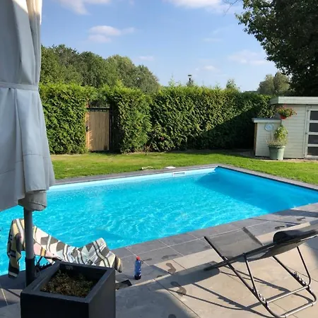 Alojamento de Acomodação e Pequeno-almoço Maison Saint Tropez 2*